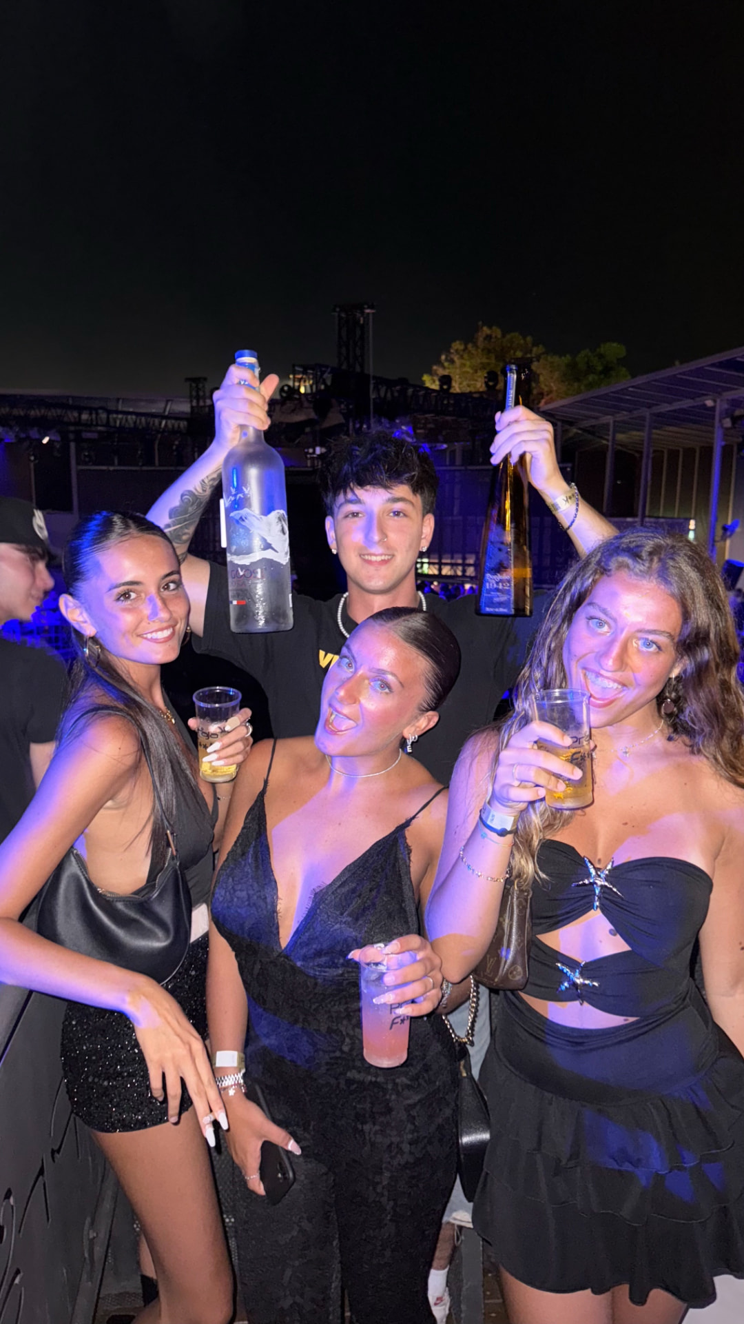Giuseppe con un gruppo di amiche